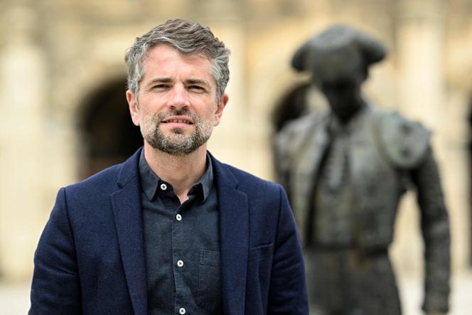 Julien Plantier, candidat aux élections municipales de Nîmes, pose pour les photographes, à Nîmes, le 21 mars 2025.