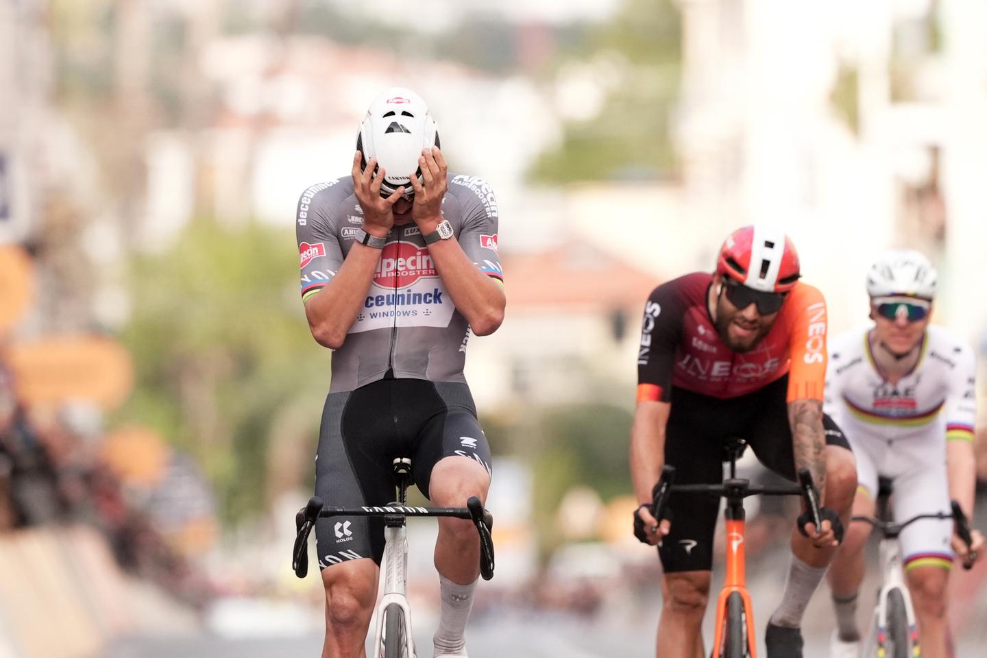 Regarder la vidéo Mathieu Van der Poel prive à nouveau Tadej Pogacar de victoire sur Milan-San Remo