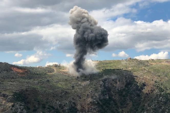 De la fumée après un bombardement d’artillerie israélien dans le sud du Liban, à Yohmor, le 22 mars 2025. 