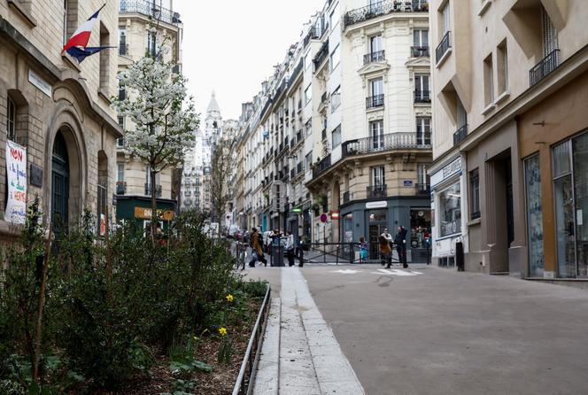 Rue Ferdinand Flocon, l’une des « rues aux écoles » devenue piétonne, dans le 18ᵉ arrondissement de Paris, le 21 mars 2025.