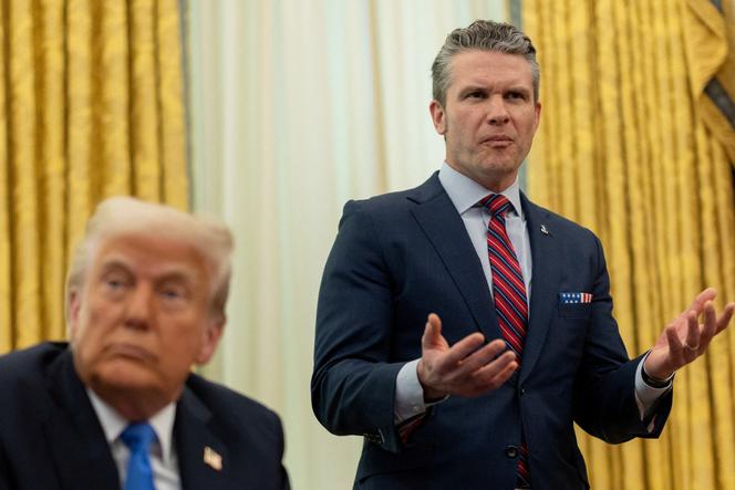 Le secrétaire américain à la défense, Pete Hegseth, aux côtés du président Donald Trump, à la Maison Blanche, à Washington, le 21 mars 2025.