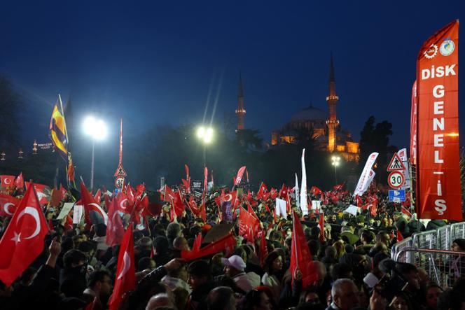 Des manifestants protestent contre l’arrestation d’Ekrem Imamoglu, à Istanbul, le 22 mars 2025.