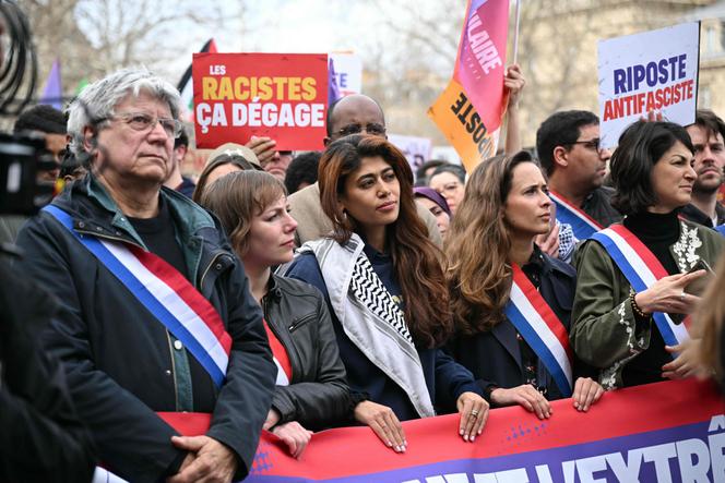 L’eurodéputée Rima Hassan, lors d’une manifestation, à Paris, le 22 mars 2025.