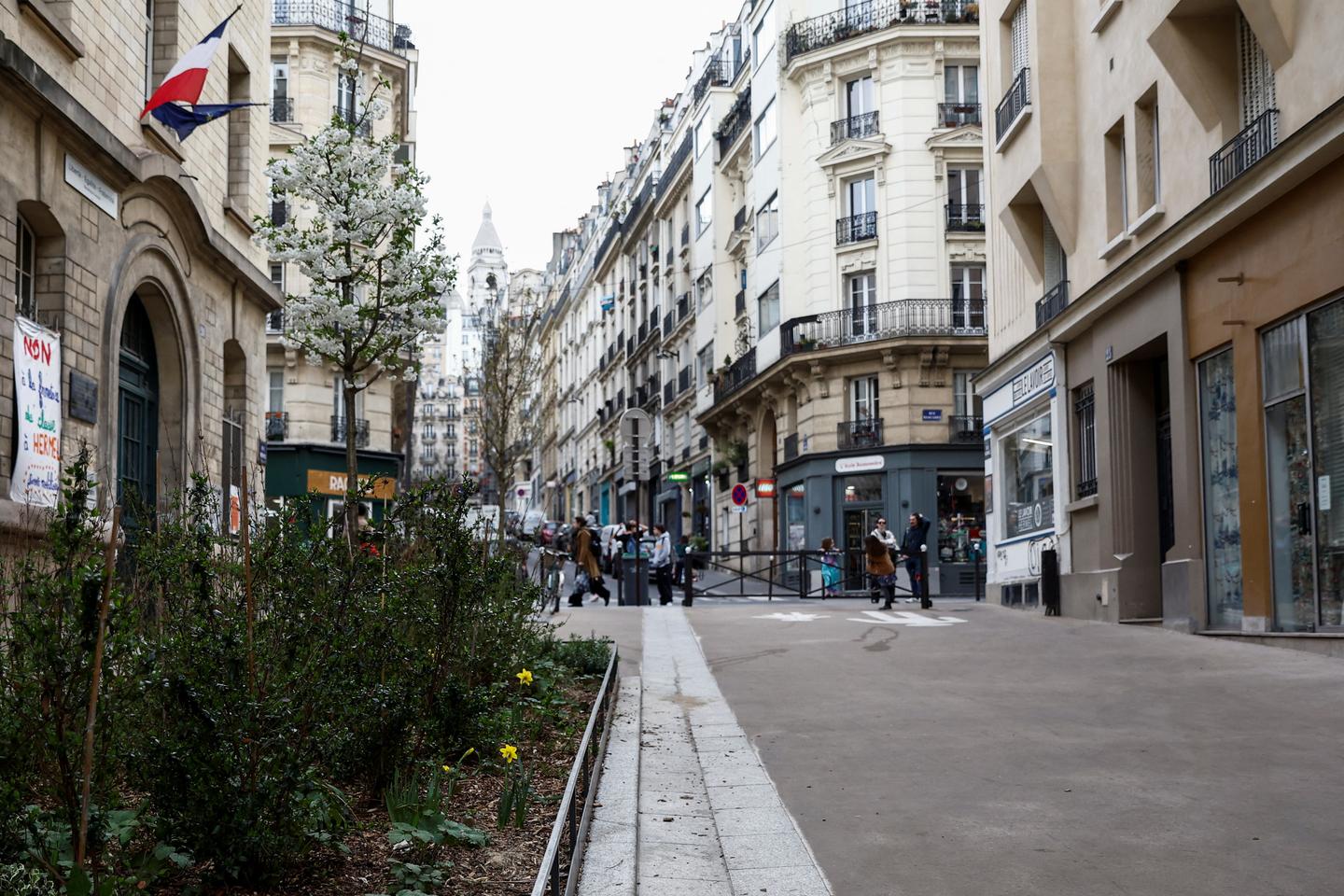 Parisians back 'garden roads' project in record low turnout