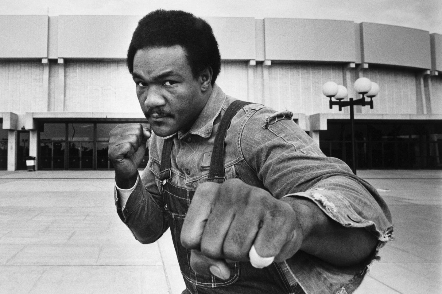 Regarder la vidéo George Foreman, le pasteur qui boxait « sans haine », est mort