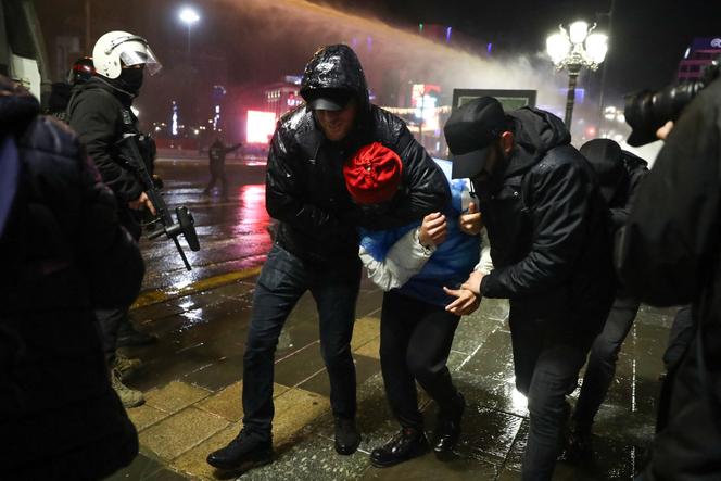 Des policiers arrêtent un homme lors d’une manifestation en soutien au maire d’Istanbul, Ekrem Imamoglu, à Ankara, le 23 mars 2025.