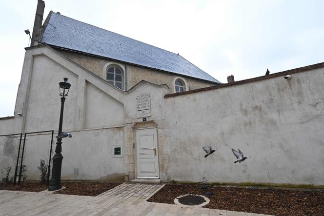 Devant la synagogue d’Orléans, le 23 mars 2025.