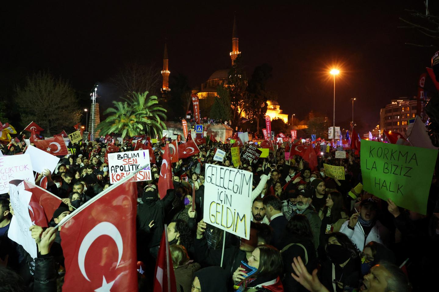 En Turquie, le maire d’Istanbul, Ekrem Imamoglu, incarcéré et « suspendu de ses fonctions », appelle à faire échec « à cette tache noire sur notre démocratie »