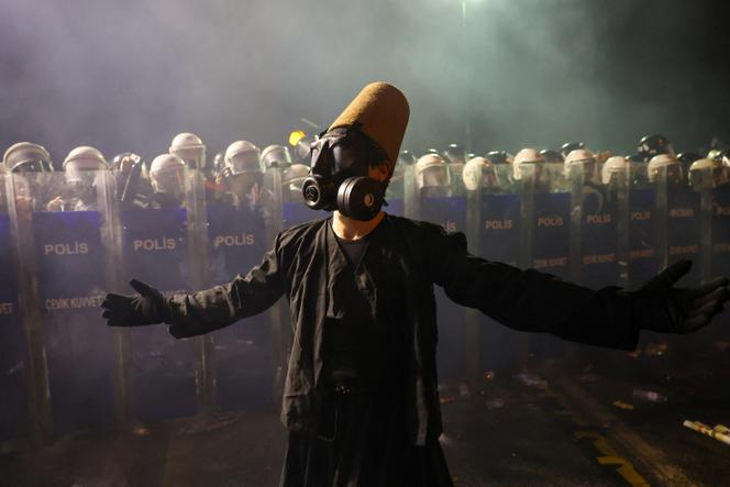 Un manifestant en tenue de derviche et masque à gaz, lors d’une manifestation contre l’incarcération d’Ekrem Imamoglu, à Istanbul, le 23 mars 2025.