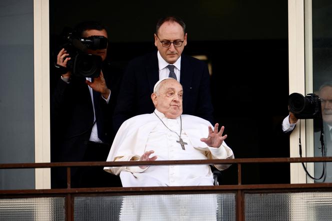 Le pape François fait un geste lors de sa première apparition publique depuis cinq semaines, le jour de sa sortie de l’hôpital Gemelli, à Rome, le 23 mars 2025.