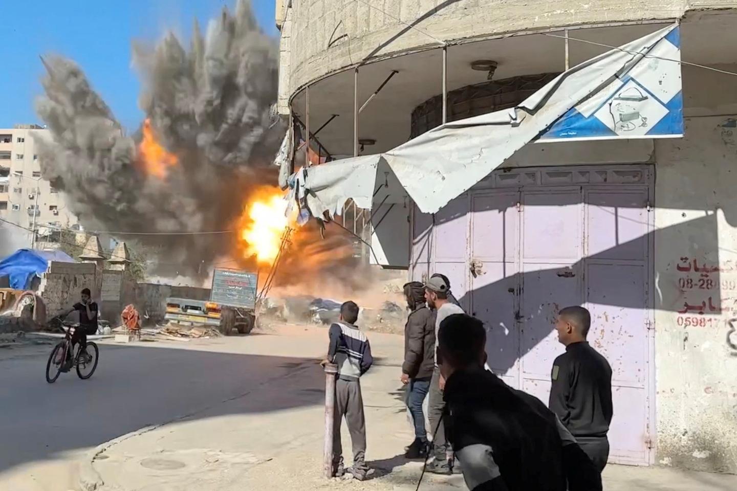 Israel's ground offensive pushes deeper into Gaza
