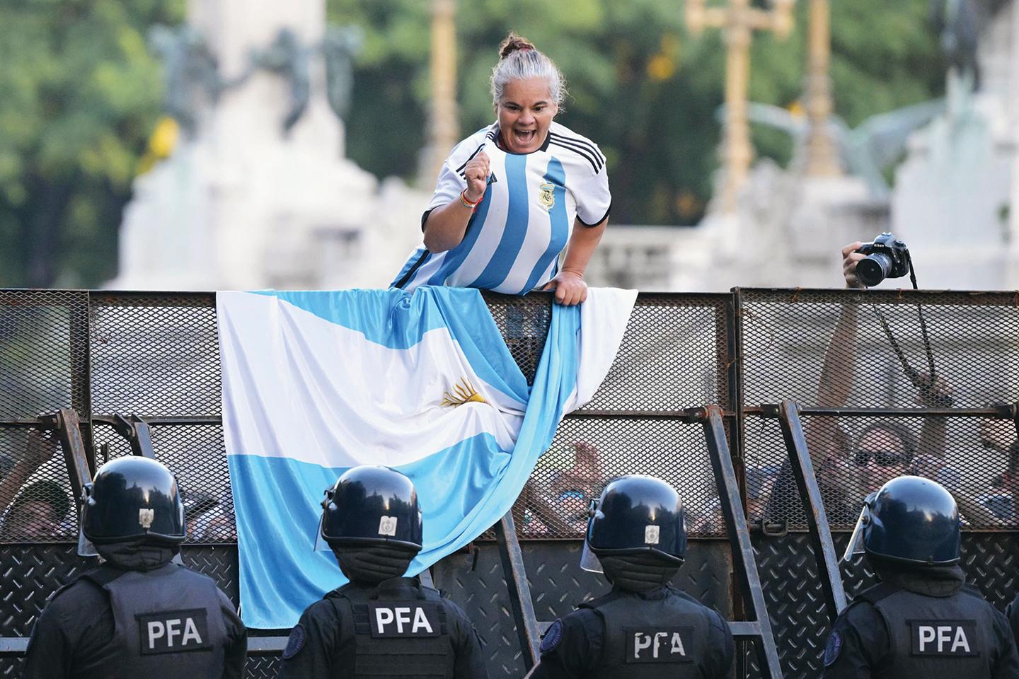 En Argentine, les supporteurs de foot mouillent le maillot pour les retraités