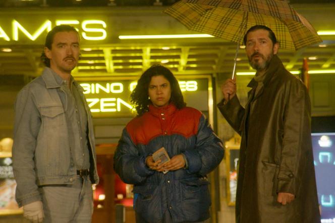 Ronnie (Axel Perin), Armande Pigeon (Maria Cavalier-Bazan) et Lazare (Melvil Poupaud) dans « Aimer perdre », de Harpo et Lenny Guit.