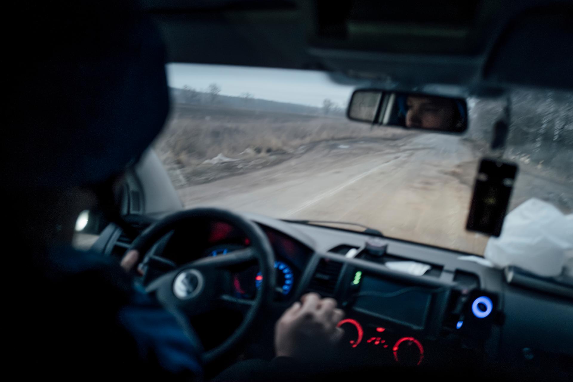 La route pour Krasnopillia est risquée, les conducteurs de Proliska, une organisation humanitaire ukrainienne, doivent conduire rapidement. Dans l’oblast de Soumy, le 22 mars 2025.