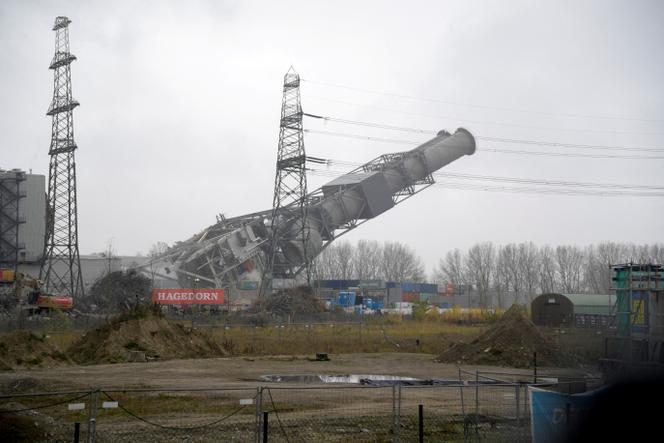 La cheminée d’une ancienne centrale de chauffage et d’électricité est démolie dans le cadre de sa transformation pour produire de l’hydrogène, à Hambourg (Allemagne), le 10 novembre 2024.