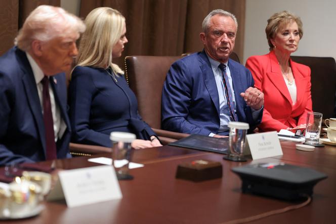 Donald Trump et son ministre de la santé Robert F. Kennedy Jr. lors d’une réunion à la Maison Blanche, à Washington (Etats-Unis), le 24 mars.