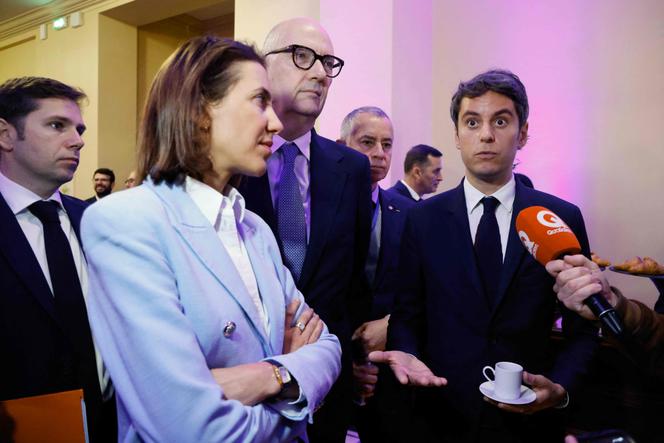 Le député Roland Lescure (au centre), et le président du groupe parlementaire Ensemble pour la République, Gabriel Attal (à droite), à Paris, le 24 mars 2025.