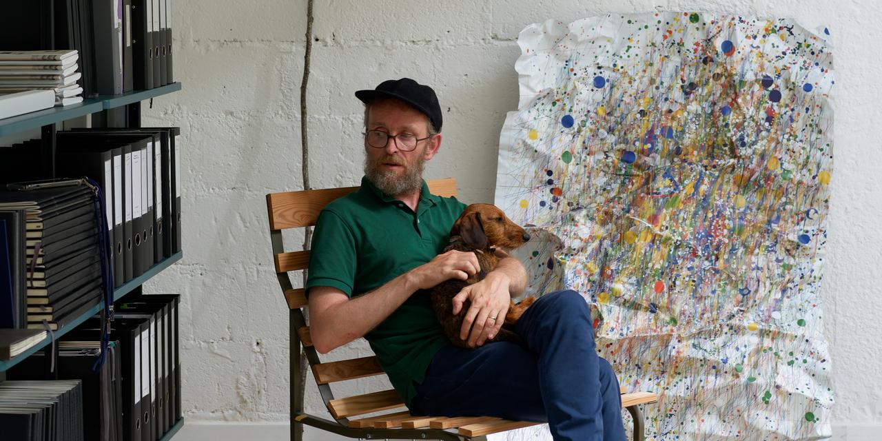 Erwan Bouroullec — Erwan Bouroullec dans son studio à Paris, en 2024. Philippe Thibault / VITRA / 14 SEPTEMBRE