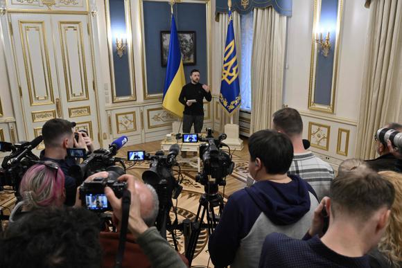 Le président ukrainien, Volodymyr Zelensky, donne une conférence de presse, à Kiev, le 25 mars 2025.