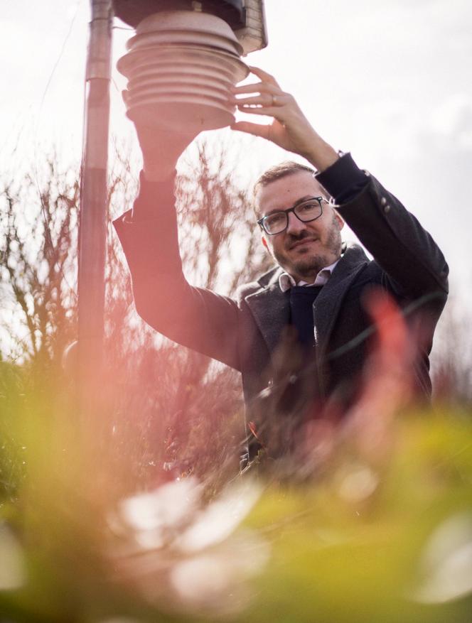 Paul Marquis, météorologue, vérifie sa station météo proche de chez lui à Gap, le 24 mars 2025.