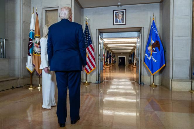 Donald Trump regarde son portrait officiel dans le hall du ministère de la justice, à Washington, le 14 mars 2025. 