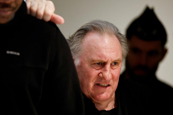O ator Gérard Depardieu retorna ao tribunal durante seu julgamento pelo suposto agressão sexual de duas mulheres em um filme ambientado em 2021. Em Paris, em 25 de março de 2025.