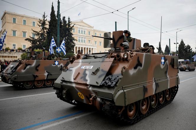 Des blindés de l’armée grecque dans les rues d’Athènes, lors du défilé militaire de la Fête nationale de l’indépendance, le 25 mars 2025.