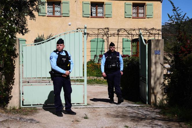 Les gendarmes devant la résidence des grands-parents du petit Emile Soleil, à La Bouilladisse (Bouches-du-Rhône), le 25&nbsp;mars 2025.