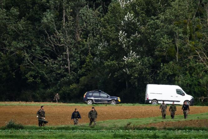 Des soldats et des gendarmes français participent aux fouilles en cours dans le « cimetière » du tueur en série Emile Louis, aujourd’hui mort dans l’espoir de trouver de nouveaux restes, près de Rouvray, le 25 septembre 2024.