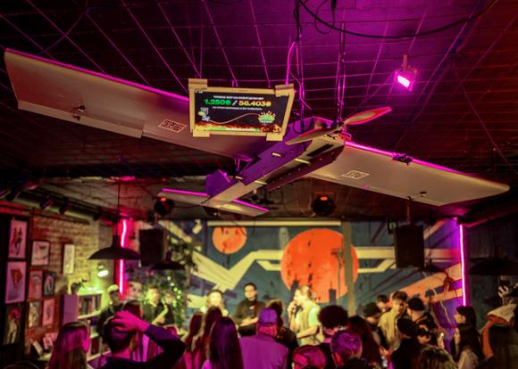 Le montant d’une cagnotte affiché au-dessus d’une salle de concert pendant une soirée de volontaires pour financer un drone pour les forces armées ukrainiennes, à Kiev, en Ukraine, le 19 février 2025.