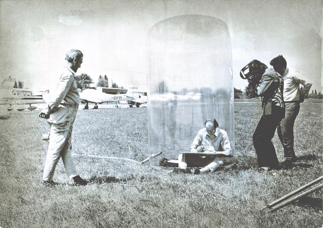 Hans Hollein dans son bureau mobile, en 1969.