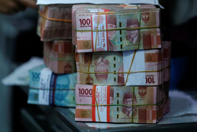 Le cours de la roupie indonésienne a atteint, le 25 mars 2025, le son plus bas niveau depuis la crise asiatique de 1998. Ici, des liasses de billets dans un bureau de change, à Jakarta (Indonésie), le 14 octobre 2022.