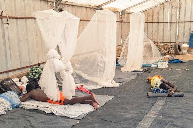 Des migrants se reposent au centre d’accueil de la Croix-Rouge sénégalaise de Rosso, le 19 mars 2025, après avoir été expulsés de Mauritanie.