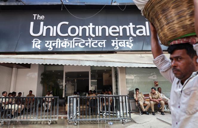 Des policiers sont assis devant The Habitat (où s’est produit Kunal Kamra), qui a été saccagé par les partisans d’Eknath Shinde, vice-ministre en chef du Maharashtra, à Mumbai (Inde), le 26 mars 2025.
