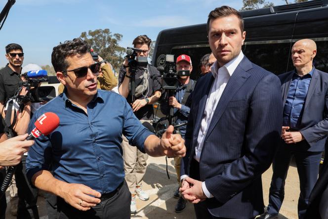 Le président du RN, Jordan Bardella, avec le ministre israélien des affaires de la diaspora, Amichai Chikli, lors d’une visite du mémorial pour les victimes du 7-Octobre, à Réim, en Israël, le 26 mars 2025.