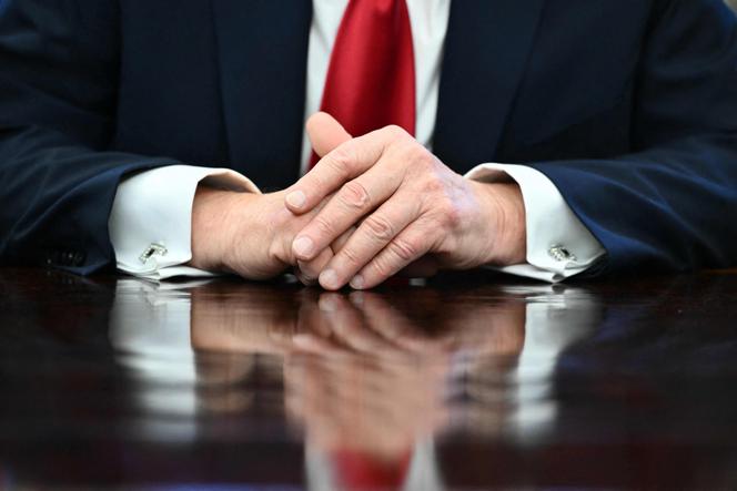 Donald Trump lors de l’annonce des droits de douane sur l’industrie automobile dans le bureau Ovale de la Maison Blanche à Washington, le 26 mars 2025.