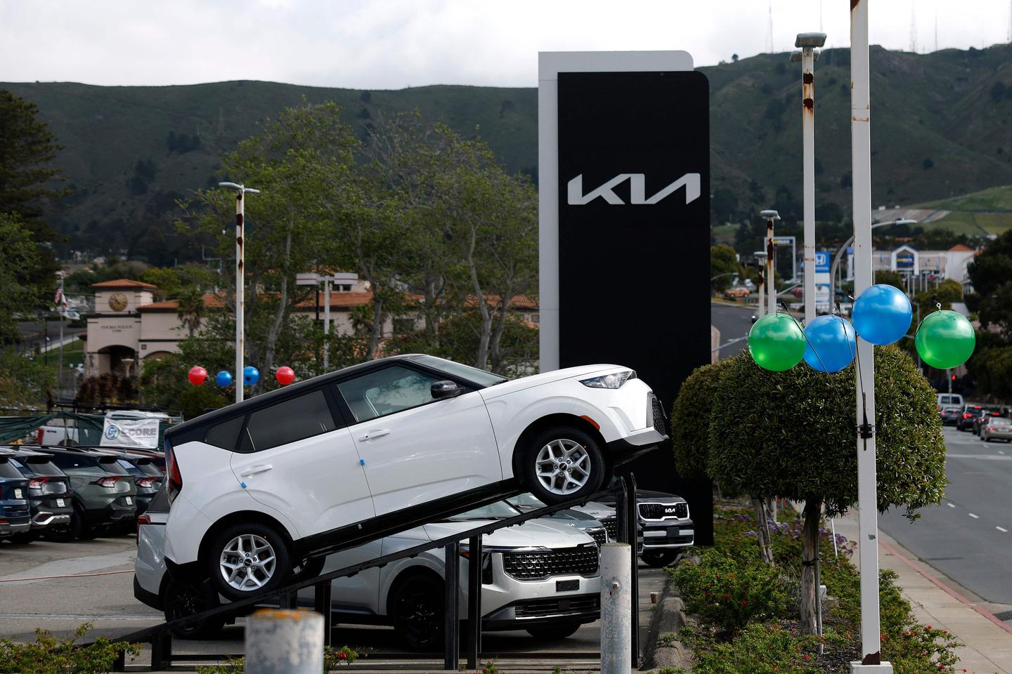 Trump announces 25% tariffs on auto imports