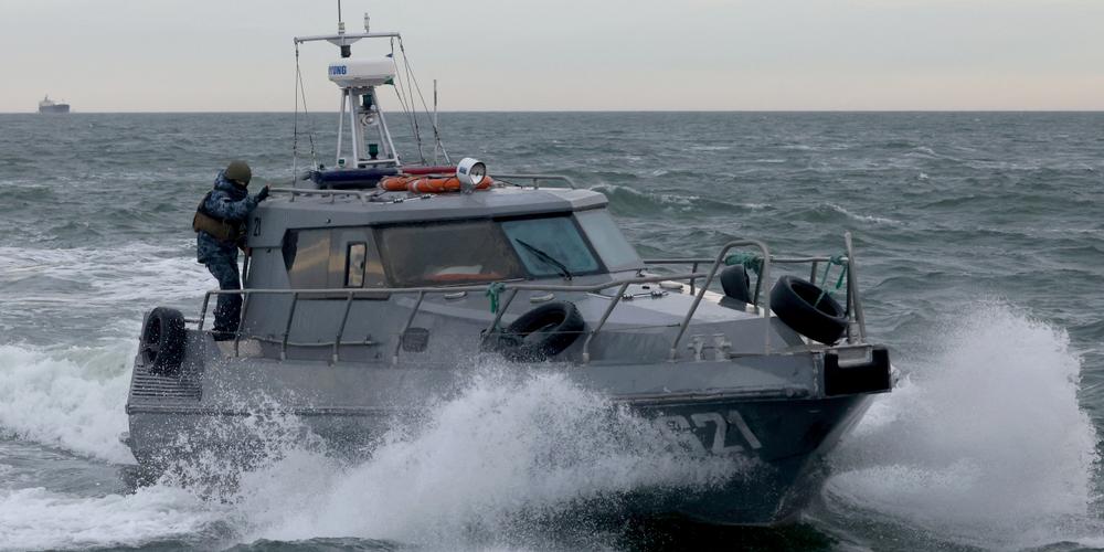 Un navire de la garde maritime du service national des frontières ukrainien en patrouille en la mer Noire, le 18 décembre 2023. - ANATOLII STEPANOV / AFP
