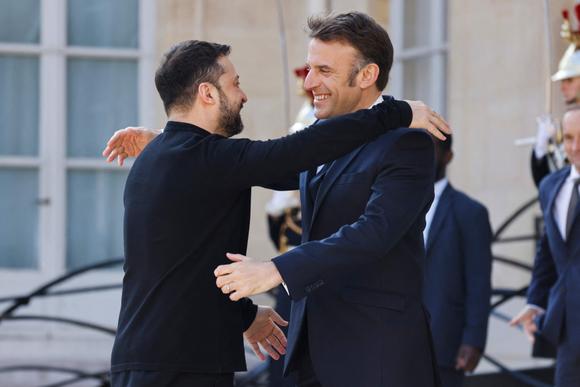 Volodymyr Zelensky et Emmanuel Macron à Paris pour le sommet de la « coalition des volontaires », le 27 mars 2025.