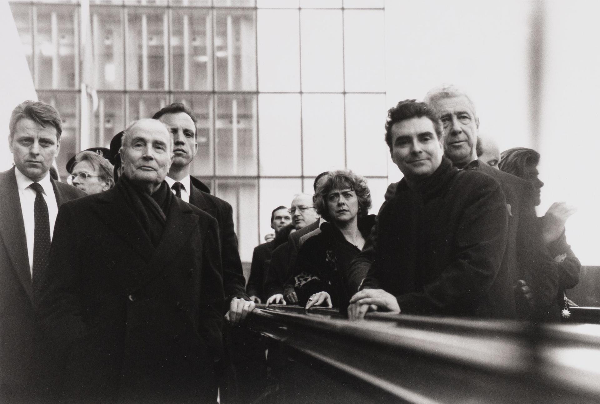 Au premier plan, François Mitterrand et Dominique Perrault lors de l’inauguration de la Bibliothèque nationale de France, sur le site Tolbiac, à Paris, en mars 1995.