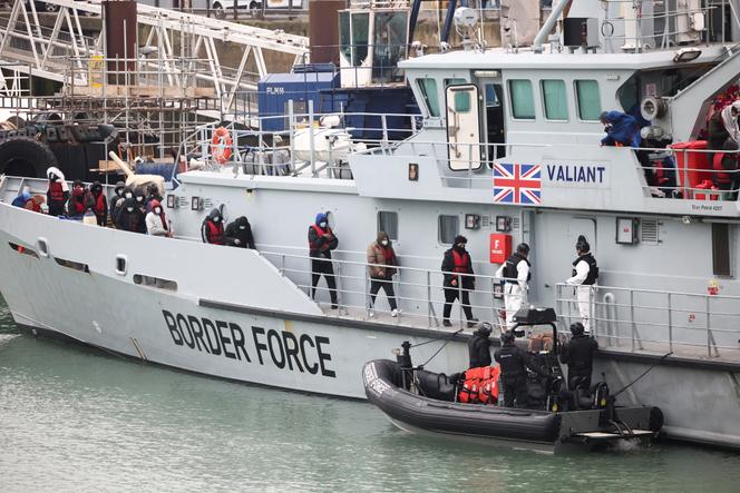 Des migrants débarquent du patrouilleur de la Border Force britannique, dans le port de Douvres (Royaume-Uni), le 24 novembre 2021.