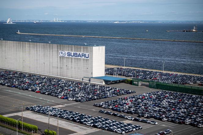 Des voitures neuves du constructeur japonais Subaru sont garées au port de Kawasaki, dans la préfecture de Kanagawa, au sud de Tokyo, le 15 août 2024.