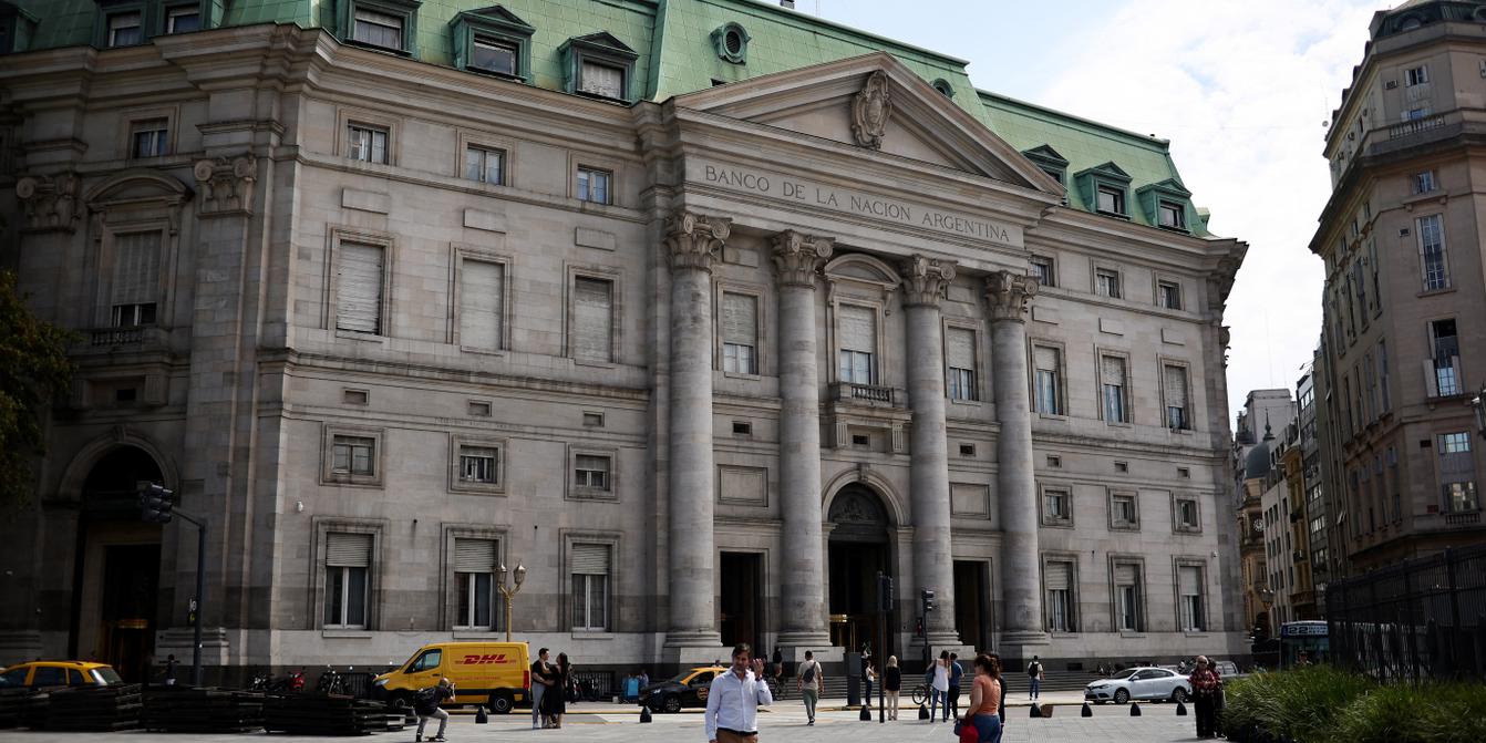 Argentina to lift strict currency controls on Monday