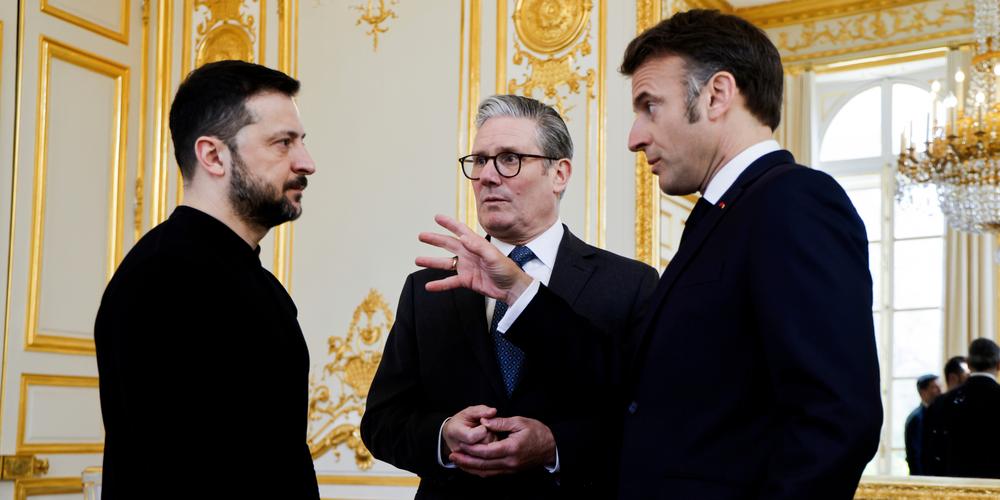 Le président ukrainien, Volodymyr Zelensky, le premier ministre britannique, Keir Starmer, et le président de la République, Emmanuel Macron, à l’Elysée, le 27 mars 2025. - LUDOVIC MARIN/AP