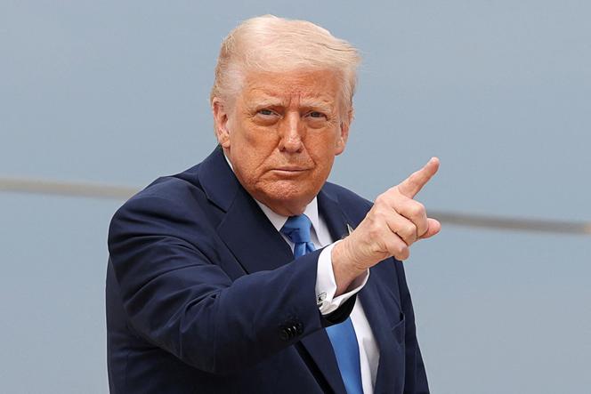 Le président américain, Donald Trump, avant de monter à bord d’Air Force One, à la base conjointe d’Andrews, dans le Maryland (États-Unis), vendredi 28 mars 2025.