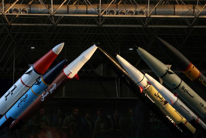 Mísseis iranianos exibidos no Museu da Força Aeroespacial do Corpo de Guardião Revolucionário Islâmico em Teerã em 15 de novembro de 2024.