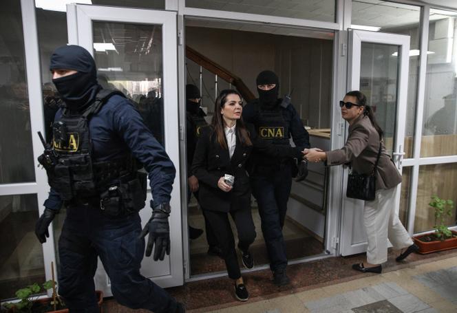Evguenia Gutsul, la gouverneure de la province autonome de Gagaouzie, est escortée dans un bâtiment du tribunal à Chisinau, en Moldavie, le 28 mars 2025.