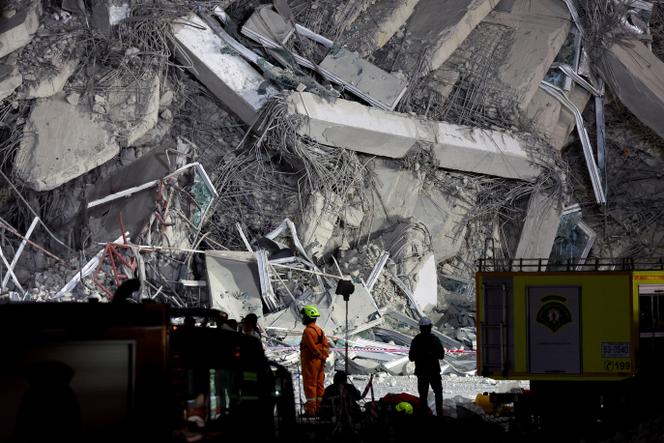 Des secouristes travaillent près d’un bâtiment qui s’est effondré, à Bangkok, en Thaïlande, le 28 mars 2025.