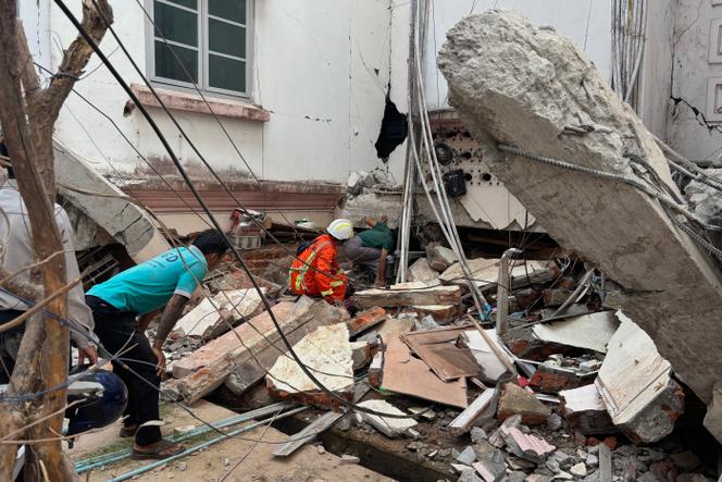 Des volontaires recherchent des survivants près d’un bâtiment endommagé, vendredi 28 mars 2025, à Naypyidaw, en Birmanie.