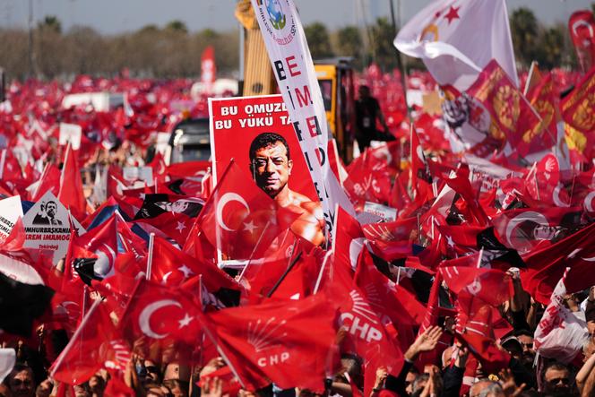 Rassemblement organisé par le Parti républicain du peuple (CHP) pour défendre la démocratie et protester contre l’arrestation du maire d’Istanbul, Ekrem Imamoglu, à Istanbul, en Turquie, le 29 mars 2025.